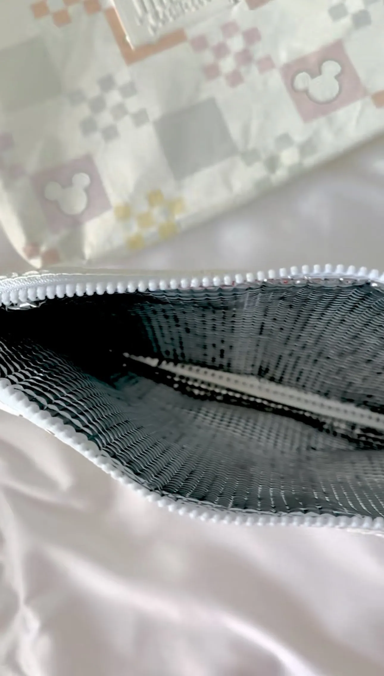 INSULATED COOLER POUCH IN GREY AND WHITE PALS