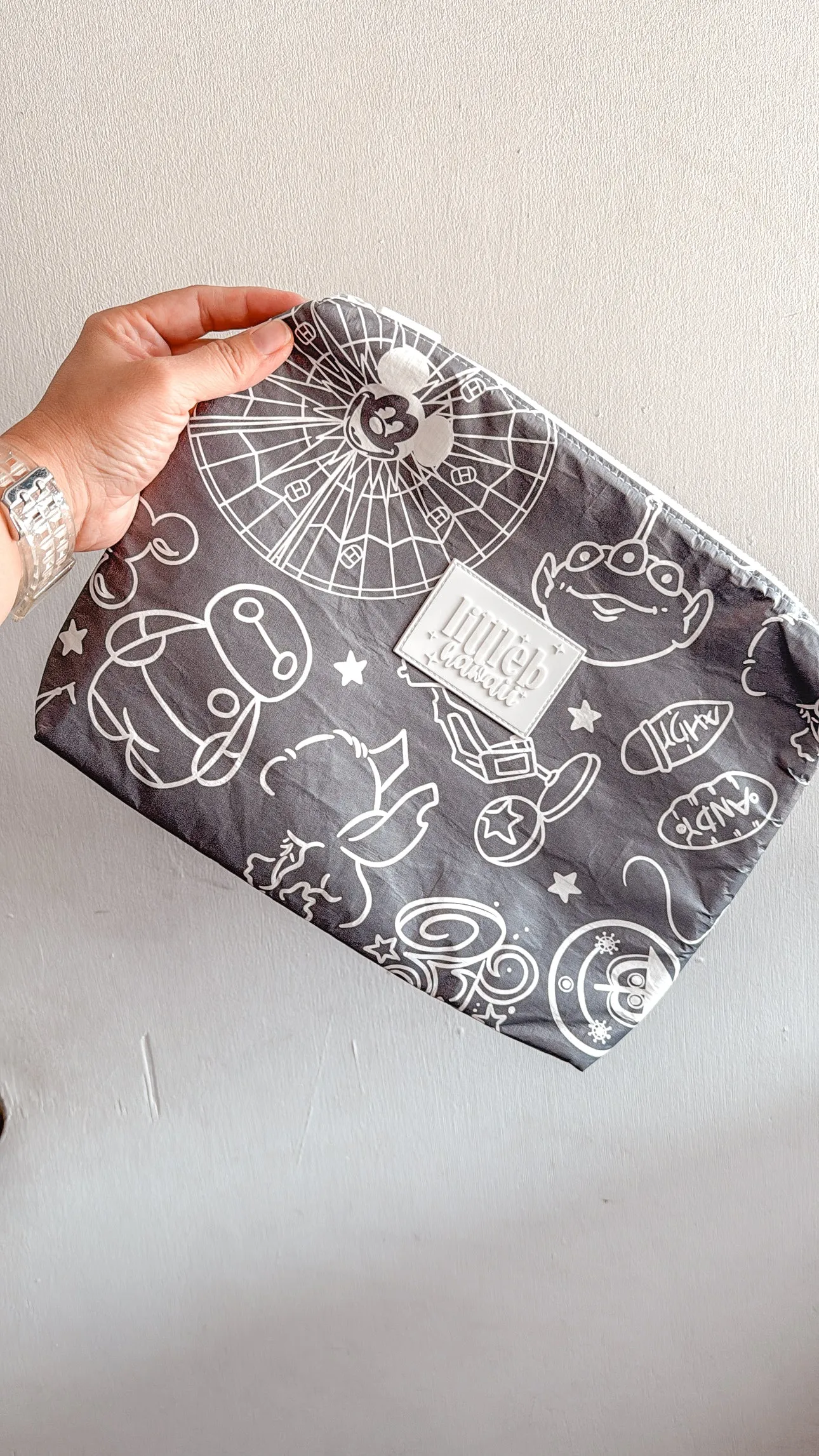 INSULATED COOLER POUCH IN GREY AND WHITE PALS
