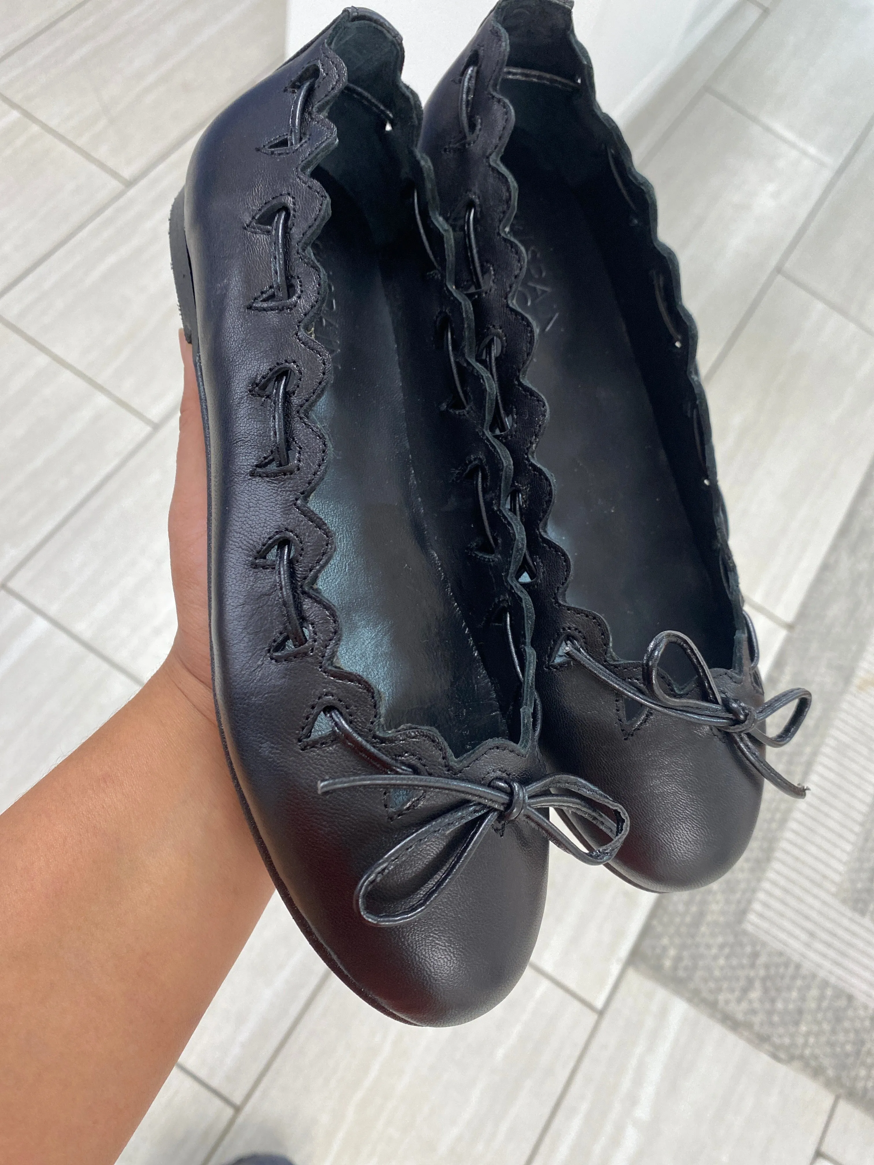 Spain Co Black Scalloped Bow Ballet